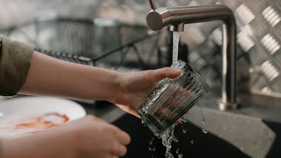 Hand dishwashing